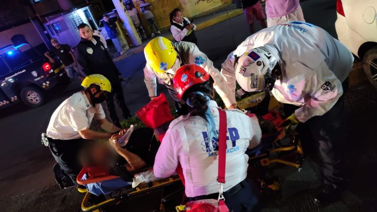Rescatistas salvan a joven de morir prensado en su auto, tras aparatoso choque en la avenida Periodismo de Morelia