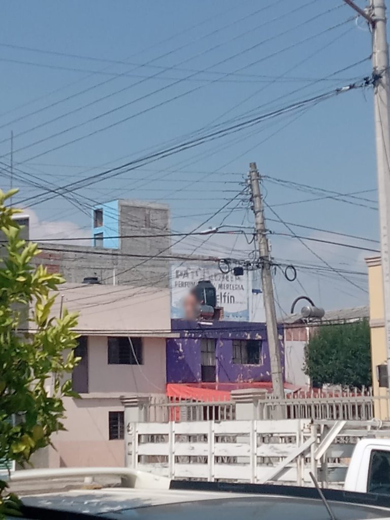 Enloquecido y desnudo sujeto sube a azotea para lanzar botellas a la calle y lastimarse a sí mismo