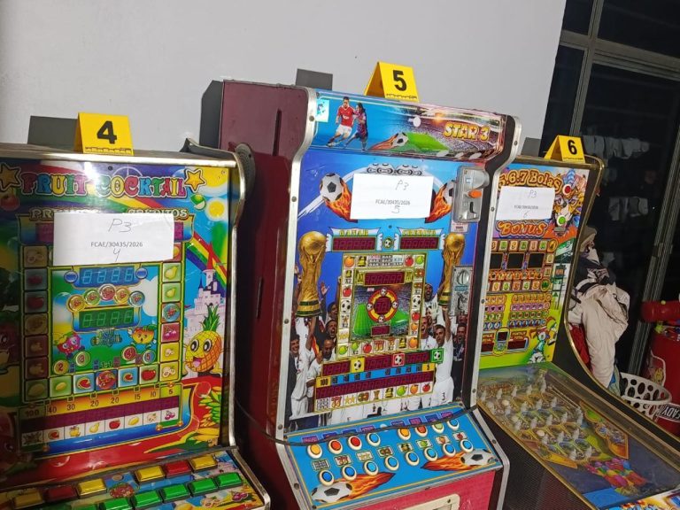 FGE golpea red de operación de minicasinos ilegales en Uruapan; asegura 49 máquinas tragamonedas, narcóticos y detiene a un hombre