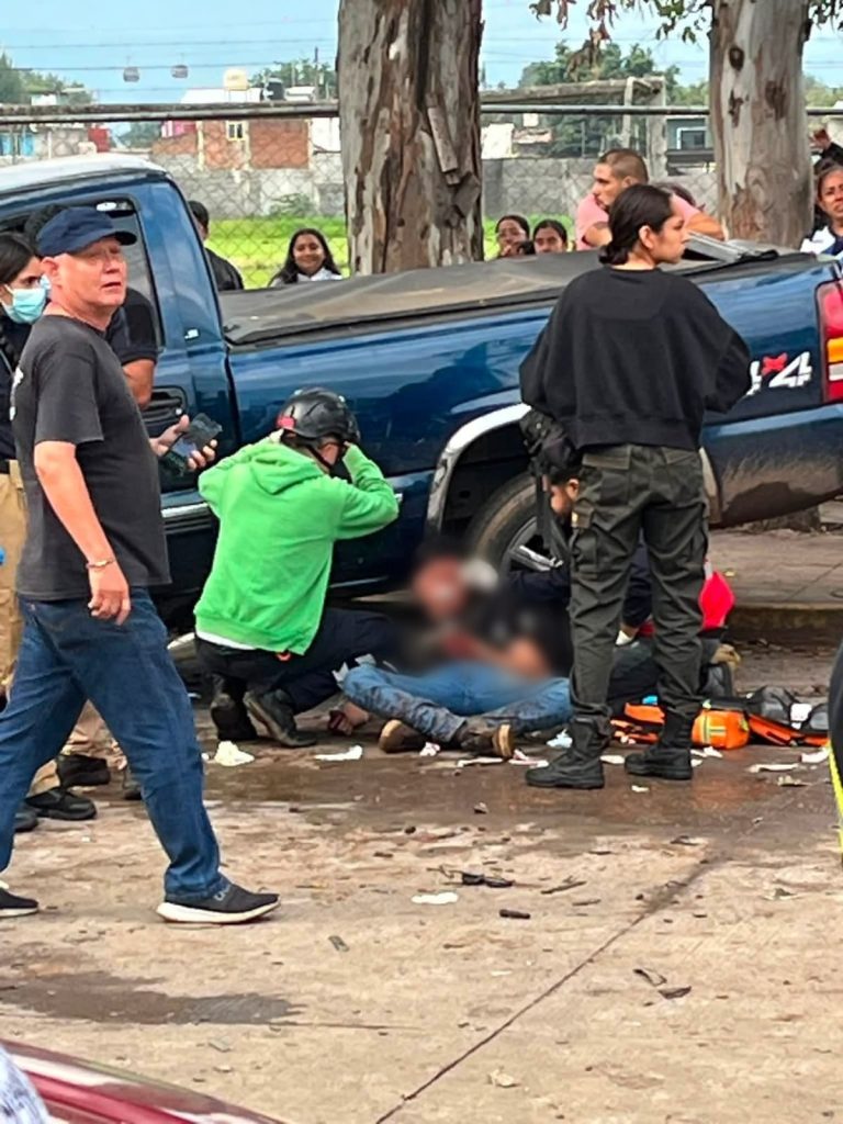 Brutal choque entre camionetas deja un muerto y 5 heridos, en la colonia San Francisco Uruapan