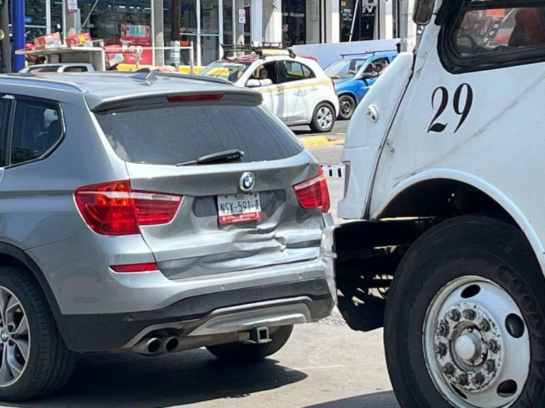 Se registra choque entre camioneta BMW y camión de pasajeros la Madero Poniente de Morelia