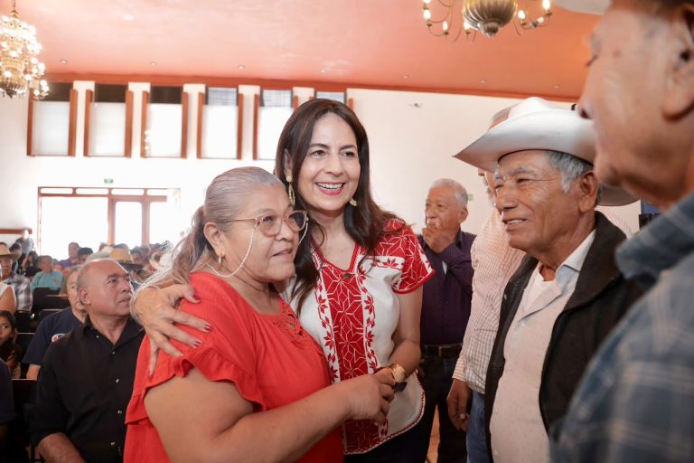 Campesinos siembran bienestar para Michoacán: Gaby Molina