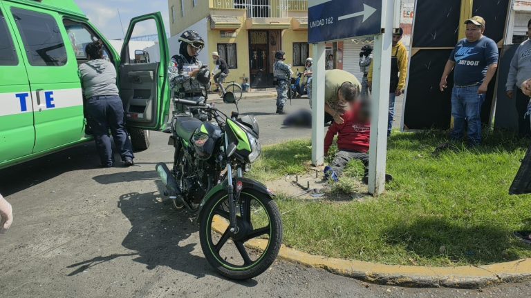 Pareja de motociclistas queda herida al ser embestida por una camioneta, en Zamora