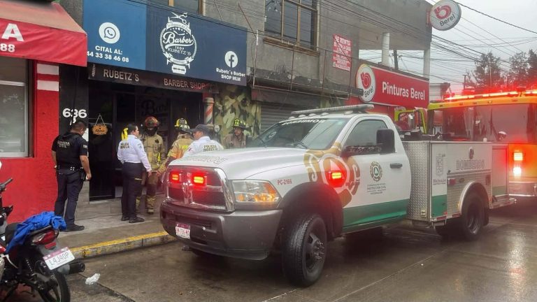 Sofocan incendio en barbería de Morelia; no hay lesionados