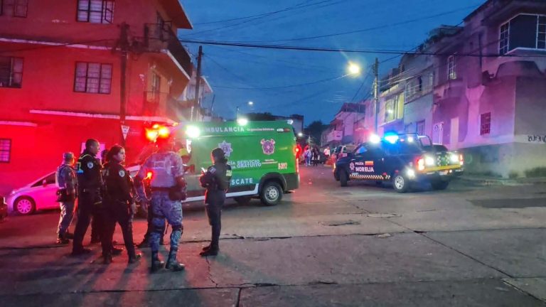 Joven resulta herido de bala al presuntamente manipular una pistola, en la colonia Obrera de Morelia