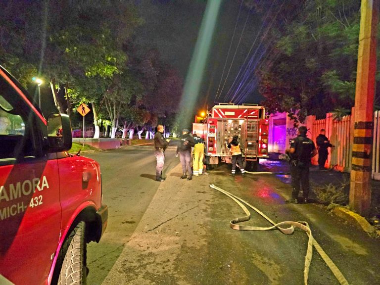 Incendio en caseta de vigilancia del sindicato del IMSS moviliza a bomberos, en Jacona