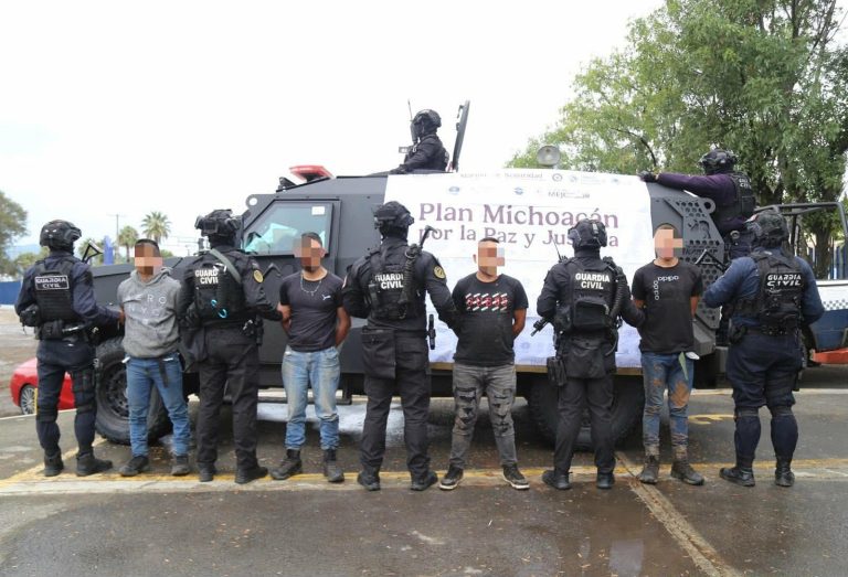 Detienen a 4 presuntos delincuentes tras persecución policial en Charo; les aseguran droga y cartuchos