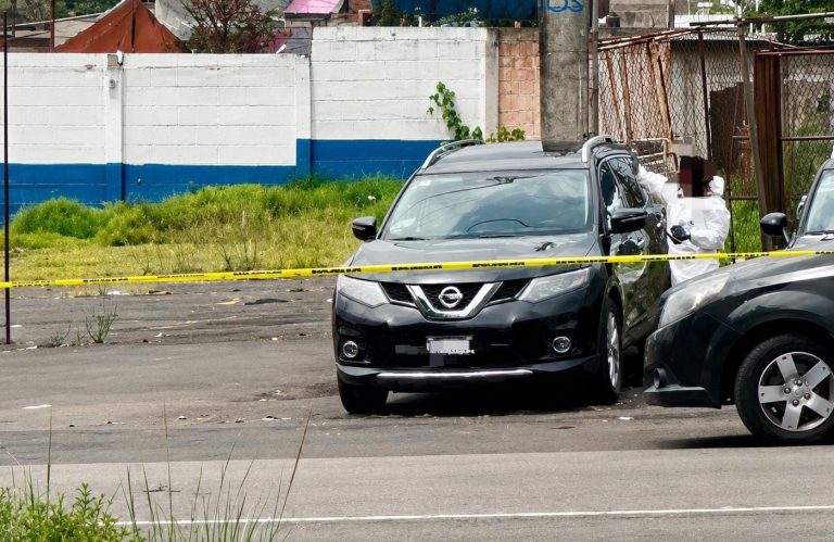 Balean a dos propietarios de lote de venta de autos usados, en Pátzcuaro
