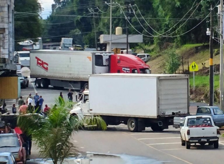 Bloquean carretera Los Reyes-Jacona para exigir localización de adulto mayor desaparecido