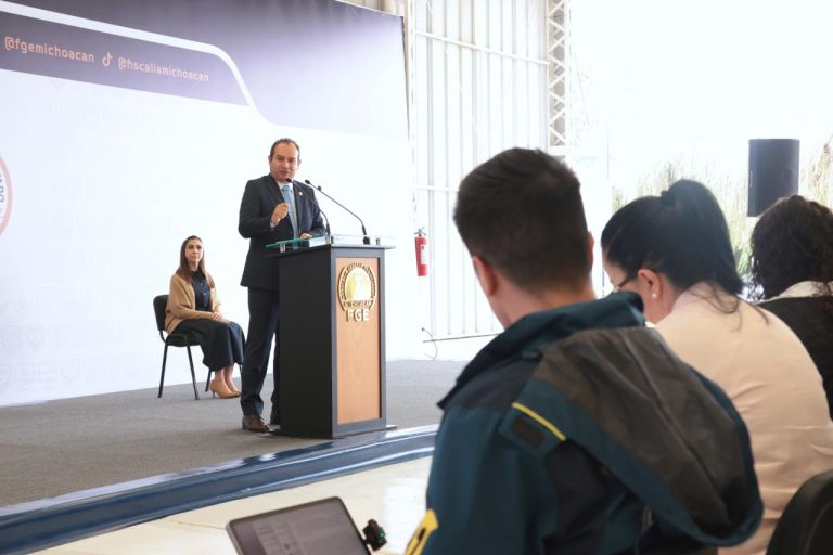 FGE da conocer resultados de cateo realizado en Zitácuaro; fue asegurado armamento, equipo táctico y presunta droga; hay un detenido