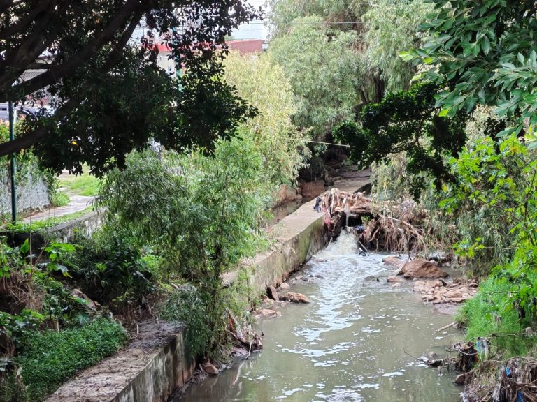 Hallan cuerpo mutilado de mujer en río de aguas negras de Balcones de Morelia