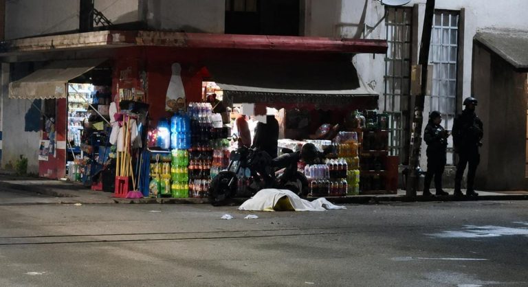 Motociclista ejecutado a tiros en la colonia La Cedrera de Uruapan