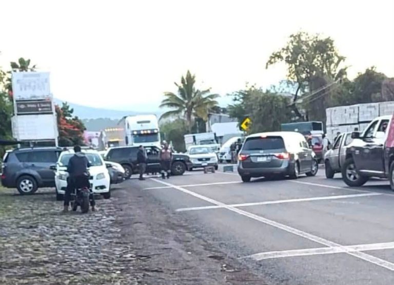 Bloquean la carretera Los Reyes – Peribán por desaparición de una menor