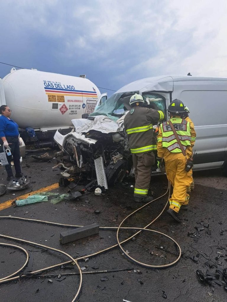 Dos accidentes viales dejan daños materiales y tres heridos, en Charo y Morelia