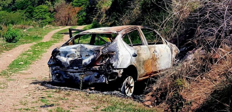 Persona calcinada es hallada dentro de un vehículo incendiado en la región de Nocupétaro