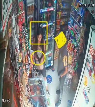 Mujer armada y su cómplice asaltan tienda en Morelia; todo queda grabado