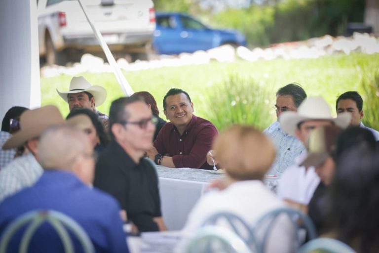 Sectores de Ario reconocen experiencia y capacidad de Torres Piña