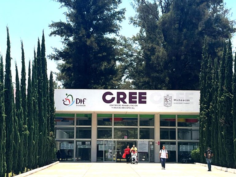 Por temporada de lluvias se mejoran accesos al Centro de Rehabilitación y Educación Especial