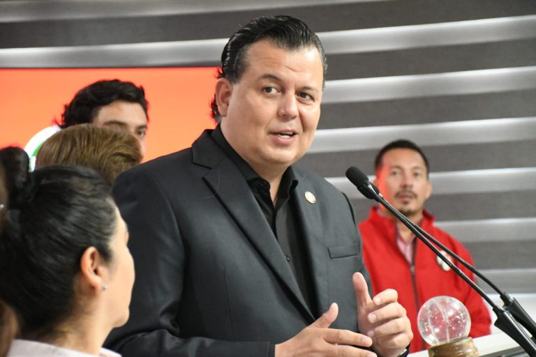 El PRI se tomó un desparasitante y todo evacuó en Morena; la presidenta tiene oportunidad de depurarlo y que deje de ser un narcopartido: Memo Valencia