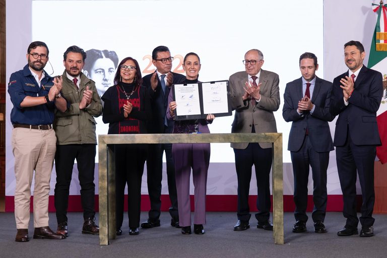 Presidenta firma decreto para creación de 12 mil 750 consultorios del Servicio Universal de Salud; entran en operación en enero de 2027