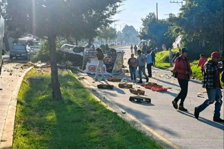 Camión de carga se queda sin frenos, choca contra camioneta repartidora y se proyecta contra una casa; hay un muerto y dos heridos