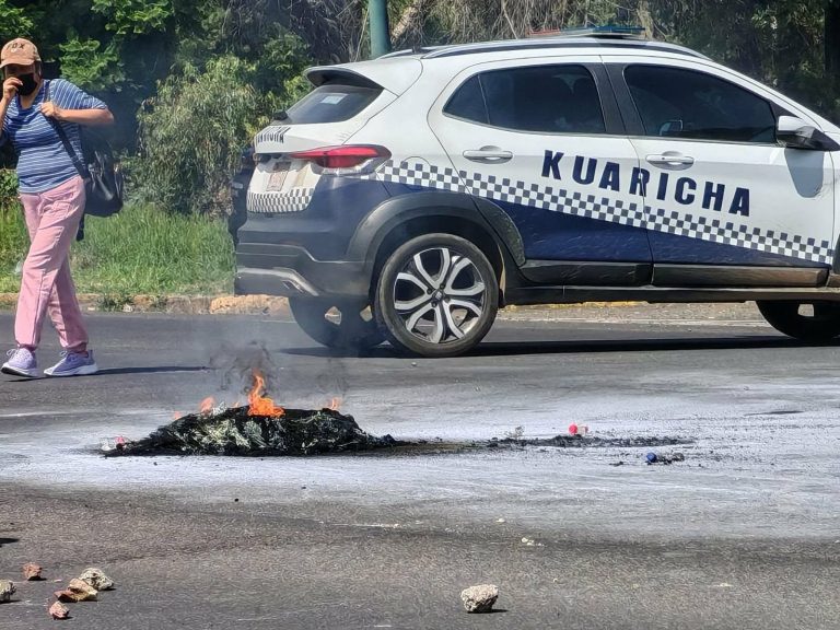 Comuneros de Arantepacua se enfrentan con policías durante bloqueo en el Libramiento Sur de Morelia