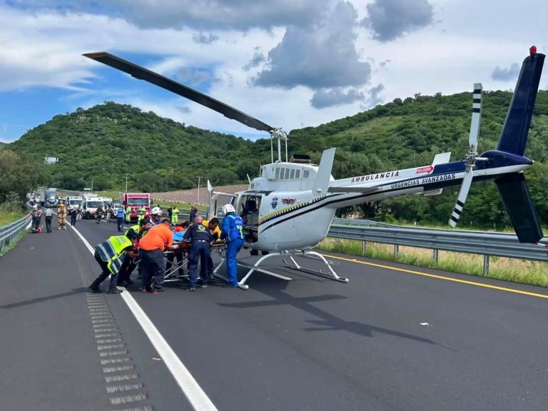 Caída de camioneta a un barranco en la México-Guadalajara deja un muerto y tres heridos