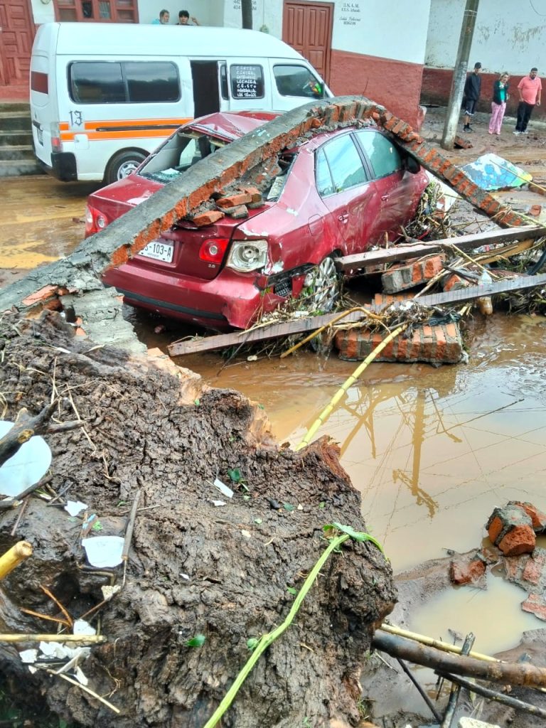 Tromba histórica provoca inundaciones y daños en Pátzcuaro