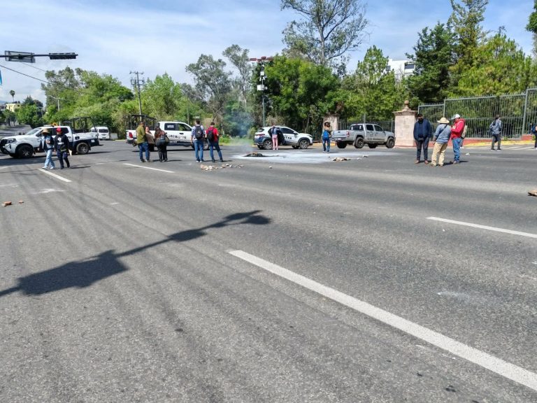 Comuneros de Arantepacua desatan jornada de bloqueos, incendios y enfrentamientos en Morelia y la Meseta Purépecha