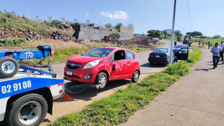 Auto vuelca cerca de Villas de la Loma y Campo Nubes, en Morelia