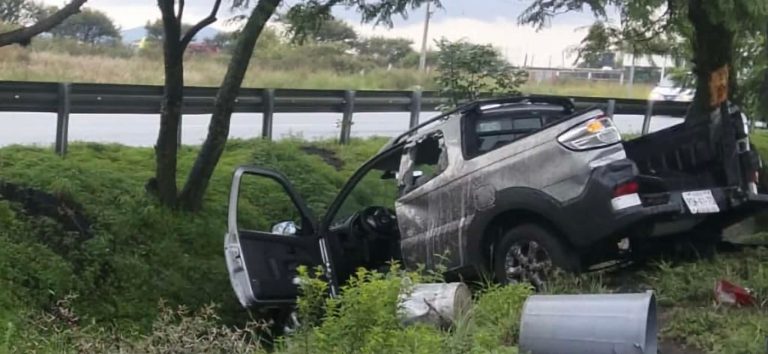 Se registra volcadura de camioneta en la Morelia-Pátzcuaro