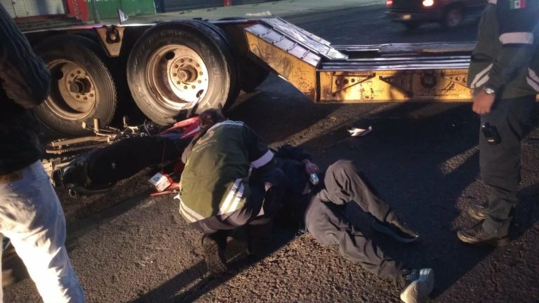Se registra choque entre moto y tráiler en la avenida Madero Poniente de Morelia; hay un herido