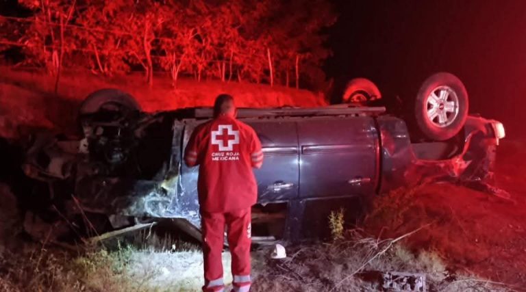 Vuelca camioneta en la carretera Huetamo-Ziritzícuaro; conductor la abandona