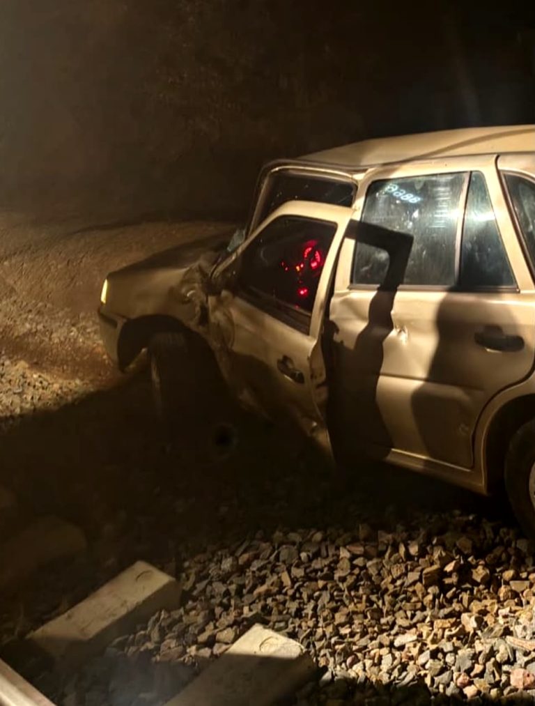 Tren embiste vehículo que trató de ganarle el paso, en Taretan