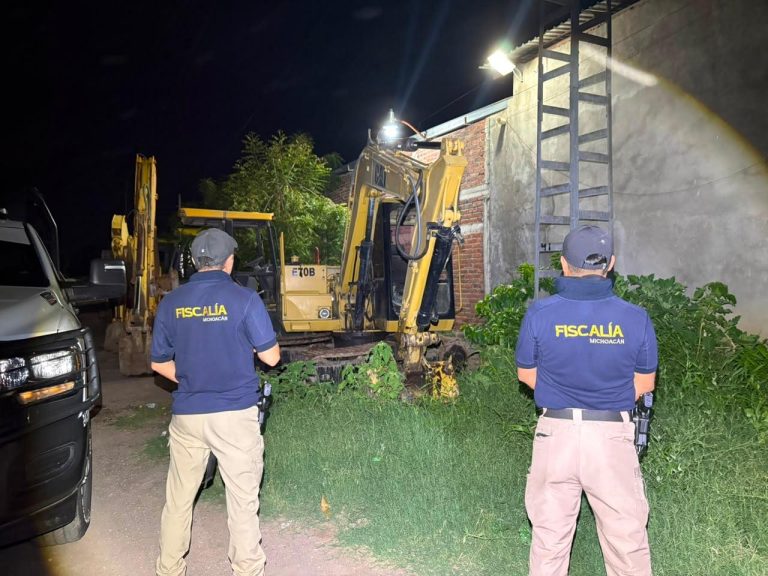 En cateo realizado en Apatzingán, asegura FGE excavadora hidráulica con reporte de robo