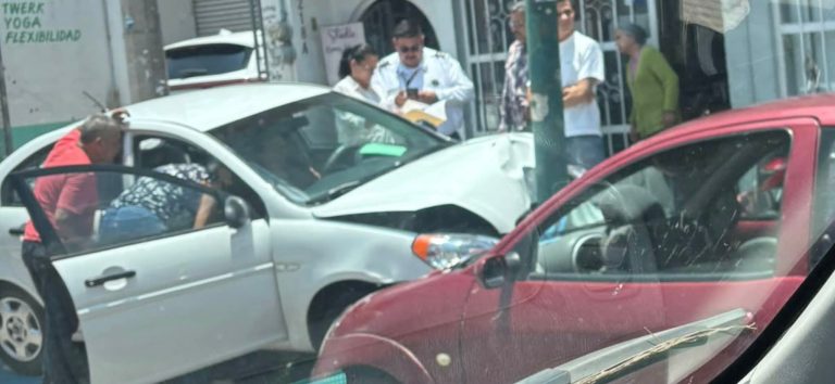 Auto se estrella contra poste en la colonia Félix Ireta, Morelia
