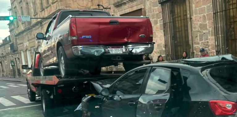 Se registra choque entre auto y camioneta en el Centro Histórico de Morelia