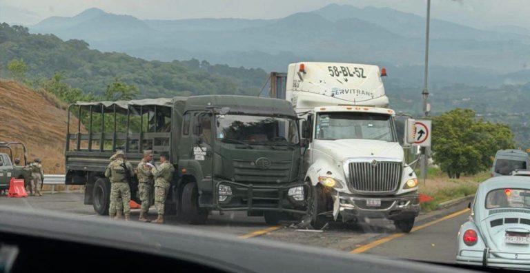 Se registra choque de tráiler y camión militar, en la autopista Siglo XXI