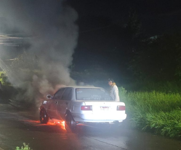 Se incendia taxi a unos metros de la barda perimetral del Aeropuerto Internacional de Uruapan
