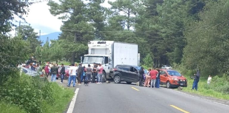 Bloquean carretera Uruapan-Paracho; exigen atención en un caso de lesiones por riña, pero no hay denuncia ante la FGE