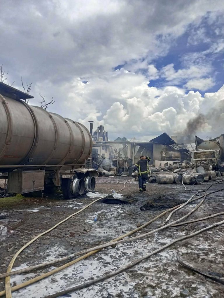 Explosión e incendio en empresa de manejo de residuos químicos moviliza a corporaciones de emergencia en Ciudad Hidalgo