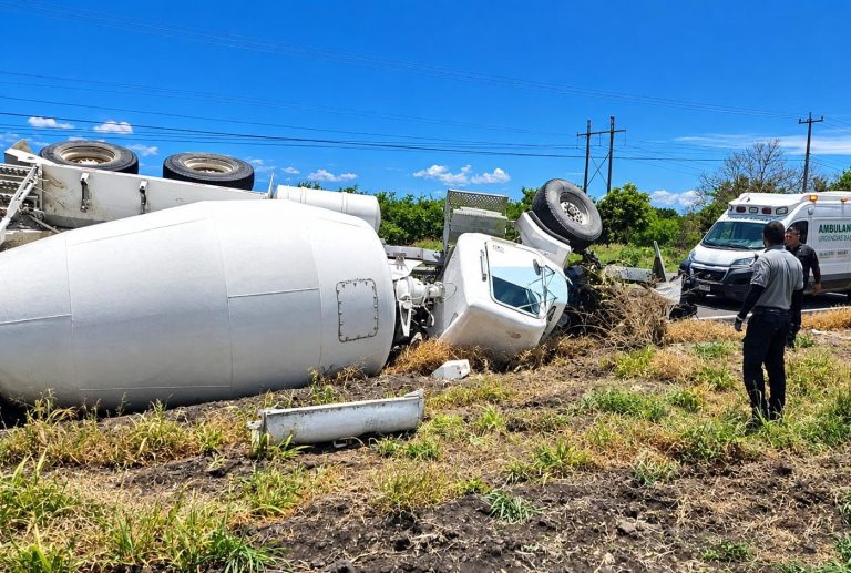Vuelca camión revolvedor de concreto en la carretera Buenavista – Apatzingán