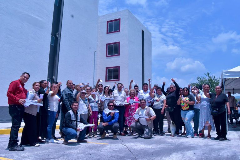 Más de 30 familias de Yurécuaro reciben las llaves de su nuevo hogar