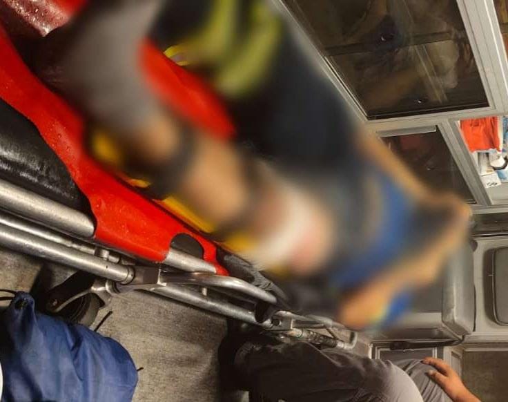 Motociclista queda herido tras choque contra camioneta en Huetamo