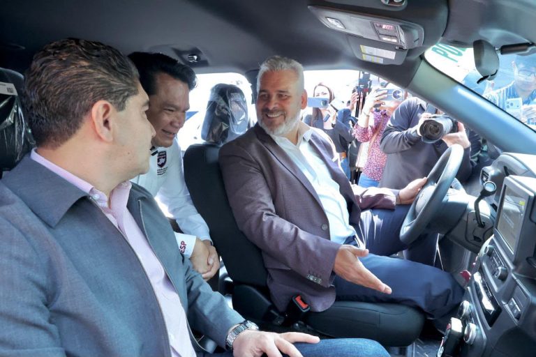 Con entrega de patrullas a 10 municipios, fortalece Bedolla estrategia de seguridad