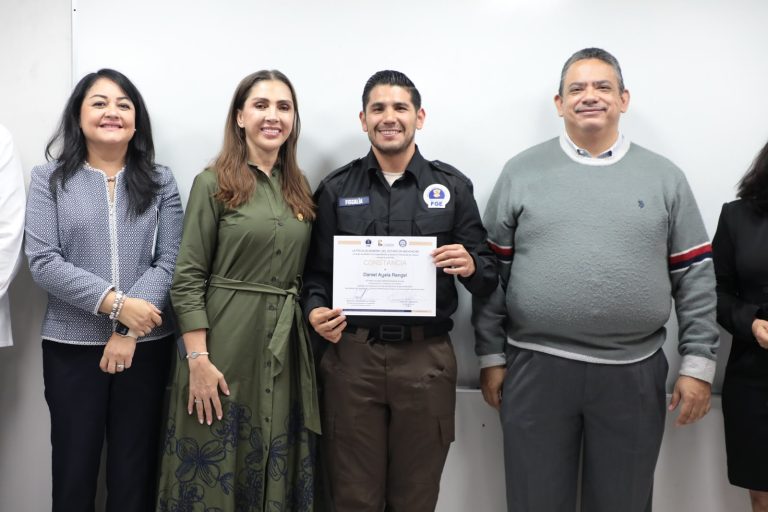 FGE entrega constancias a personal que concluyó capacitación en Comunicacion No Violenta y No Punitiva