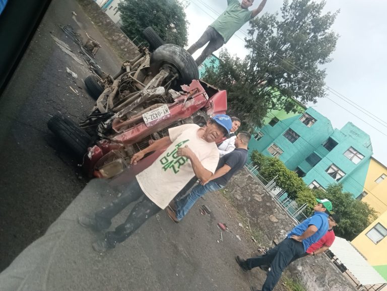 Volcadura de camioneta deja 3 heridos en el Libramiento Poniente de Morelia