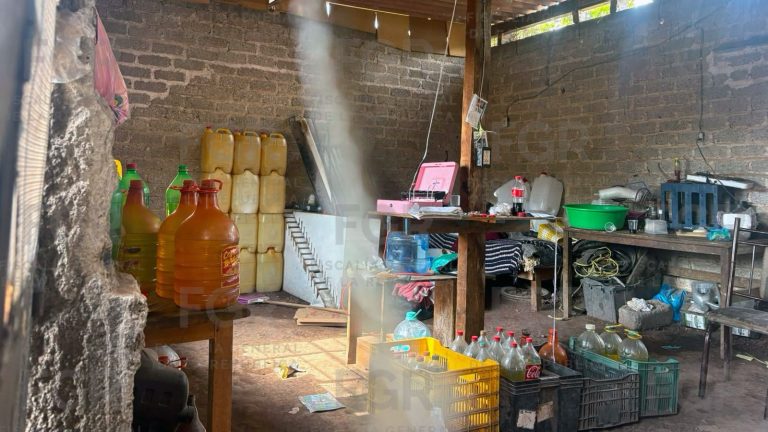 Asegura FGR aproximadamente 650 litros de hidrocarburo durante cateo en Pajacuarán