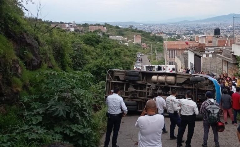 Atiende CRUM a lesionados tras volcadura de camión de pasajeros en Morelia