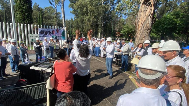 Jubilados de CFE protestan en Morelia por reducción de hasta 70% en sus pensiones